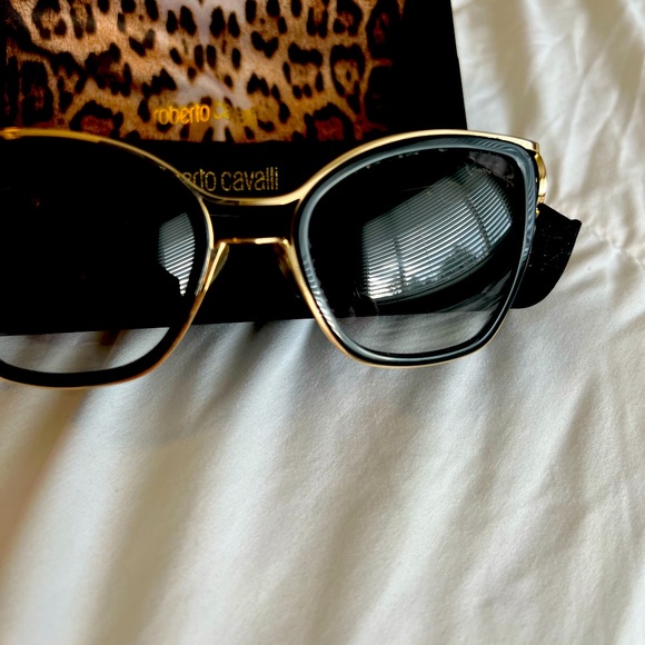 Roberto Cavalli Accessories - Brand new Roberto Cavalli Sun glasses for women